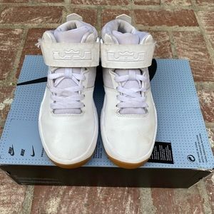 NIKE | LEBRON JAMES | WHITE | BOYS | SIZE 4